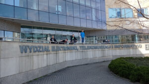 Pamiątkowe zdjęcie przed wydziałem ETI