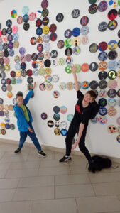 Pozowanie przy sciance