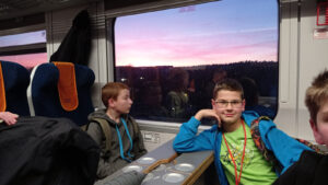 Pociąg opóźnił się 120 minut, w tle zachód Słońca